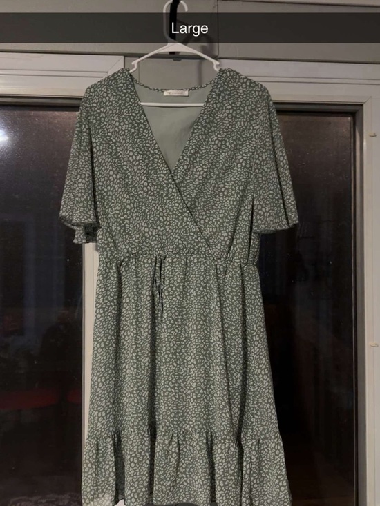 Dresses & Skirts - Floral Wrap Midi Dress in Sage Green